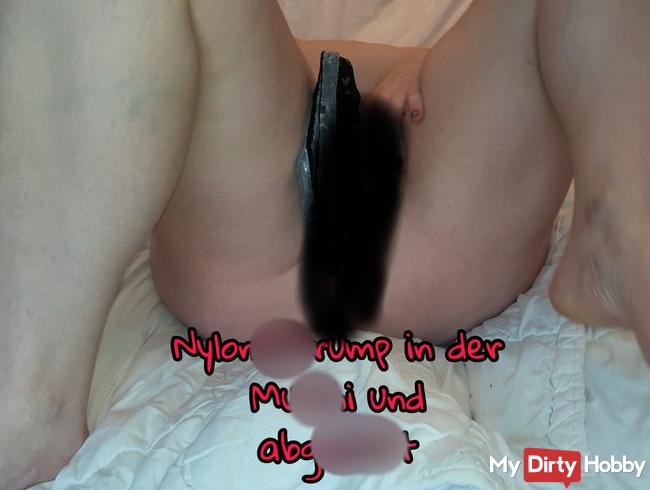 Nylonstrumpf in der Muschi und abgepisst