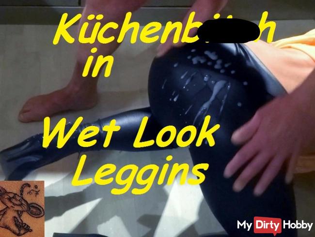 Küchenbitch in Wetlook Leggins gefickt