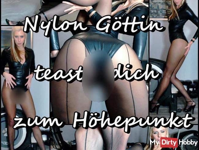 Nylon Göttin teast dich zum Höhepunkt