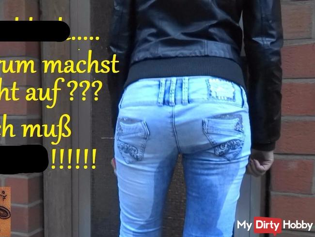 Kann nicht warten - Jeanspiss vor der Haustür