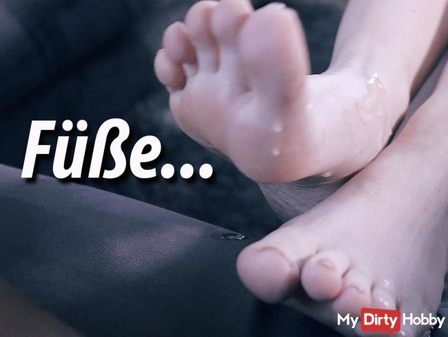 POV Footjob - Spritz mir auf die Füßchen!