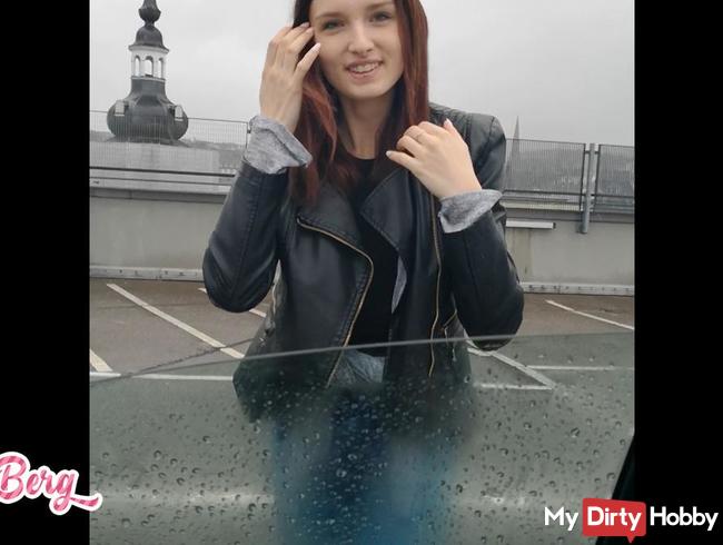 Auf dem Parkdeck abgeschleppt! Geiler Public Blowjob im Auto!