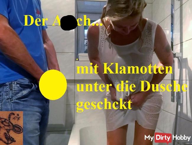 Angezogen unter die Dusche