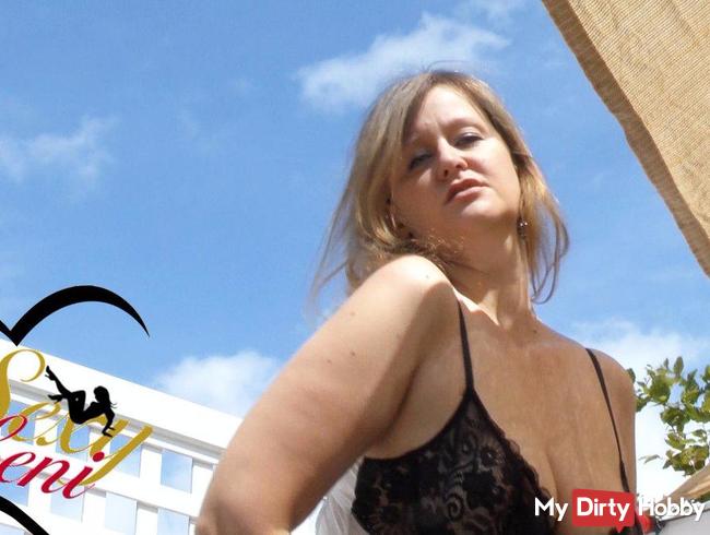 Dildofick auf der Terrasse